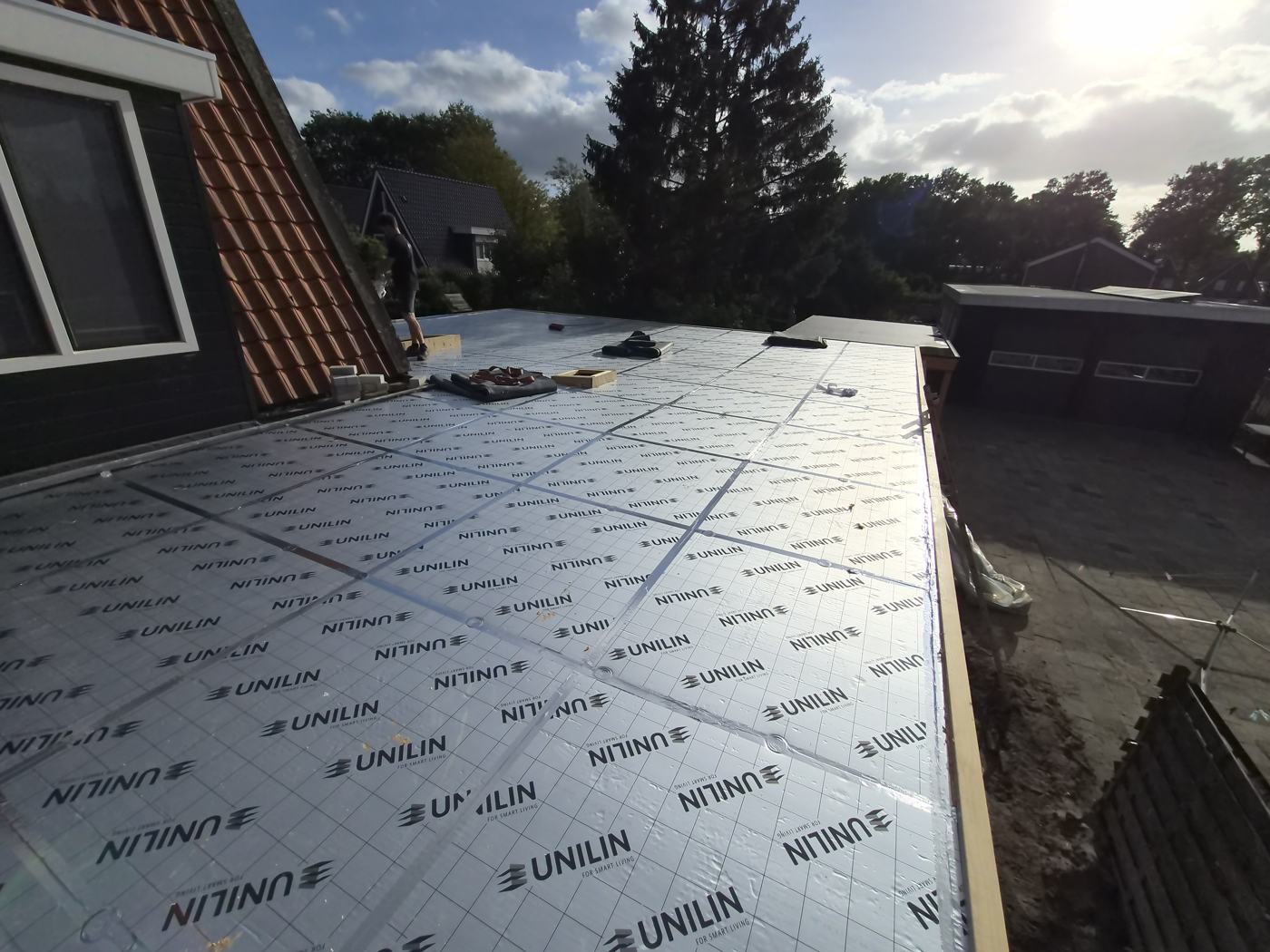 Plat dak bedekt met isolatieplaten