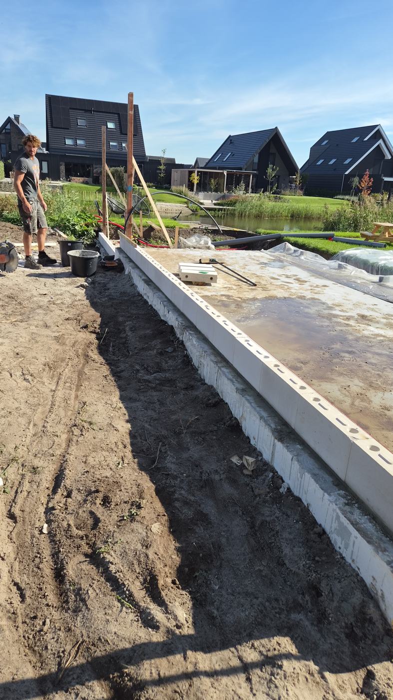 Gestorte fundering met de eerste laag stenen