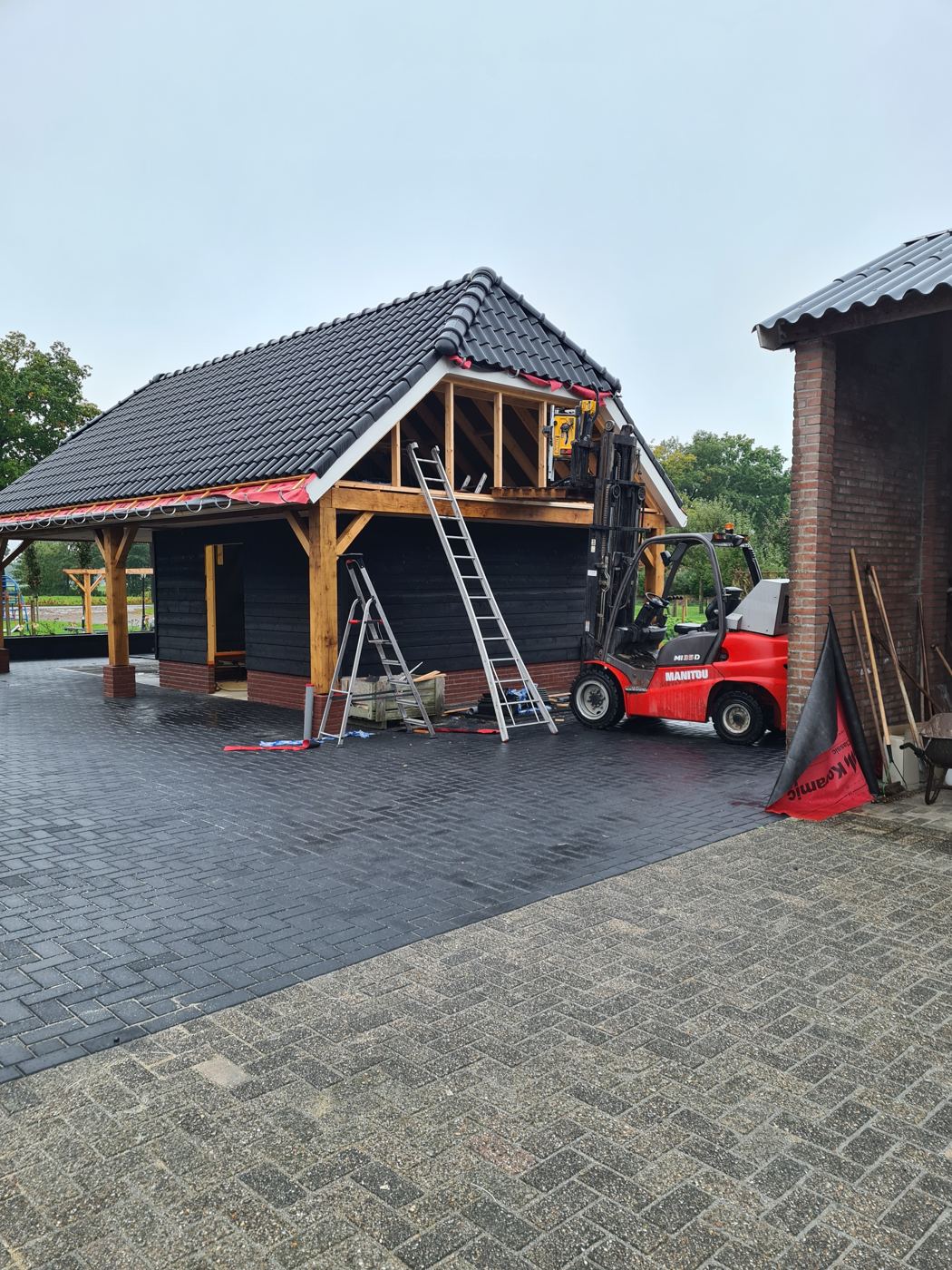 Dak met pannen, gevel nog open