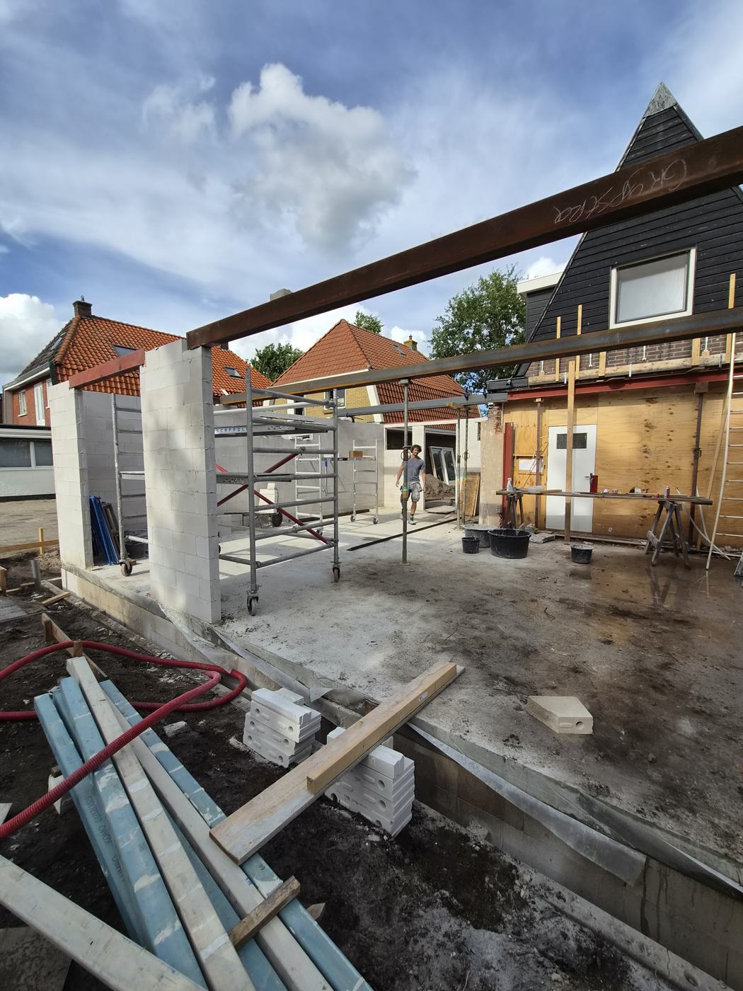 Stalen liggers boven de nieuwe vloer tegen de bestaande woning