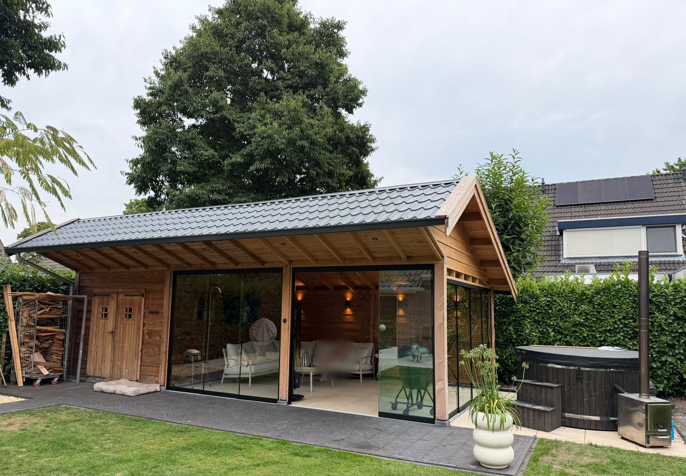 Tuinhuis met overkapping en glazen schuifwanden