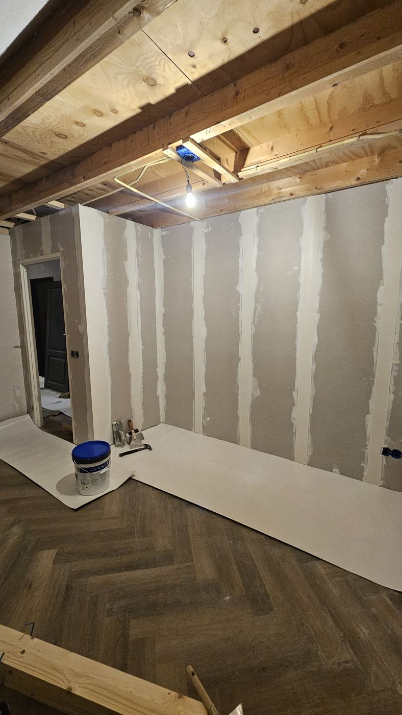 Nieuwe wanden met gestopte naden onder het open plafond
