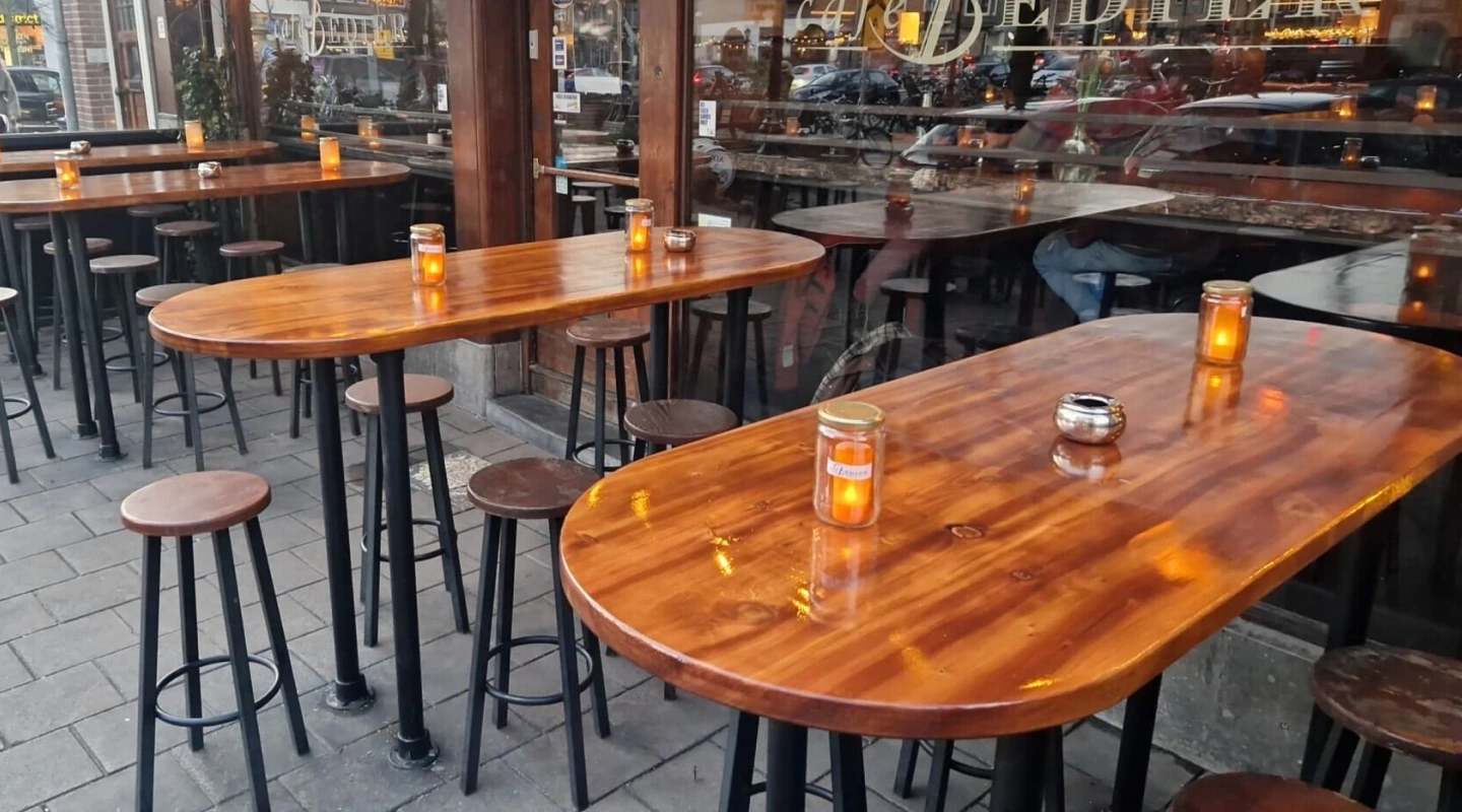 Houten bartafels gebouwd door VNC Bouw