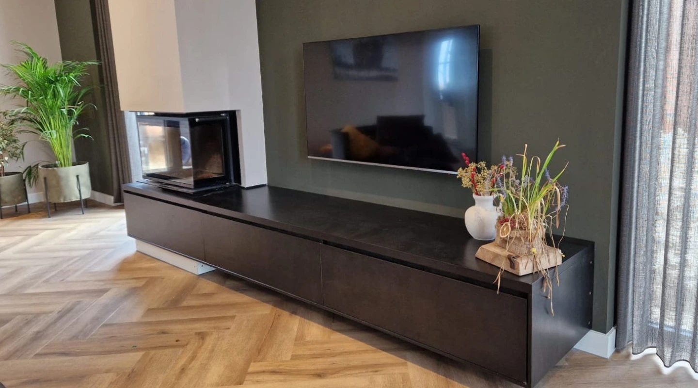 Houten tv meubel gebouwd door VNC Bouw